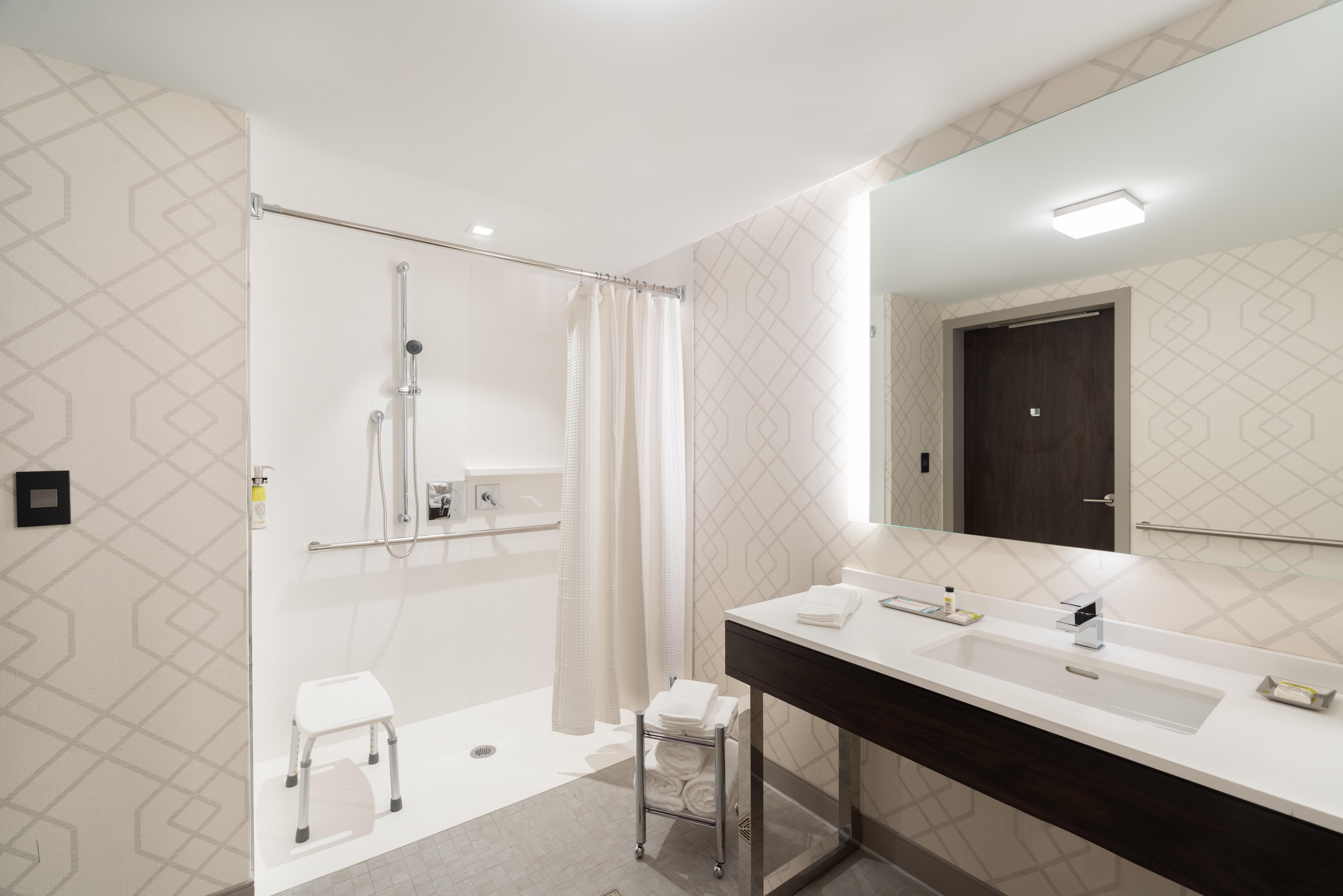 Holiday Inn Boston Logan Airport - Chelsea By Ihg Exterior photo